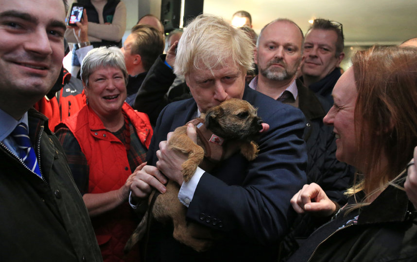 Джонсон пришёл на участок с собакой – и избиратели сделали из этого флешмоб #DogsAtPollingStations. Фото Getty