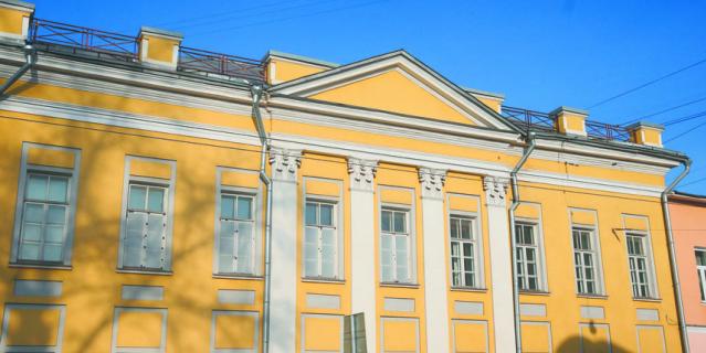 Возле этого дома на углу Станиславского и Солженицына постоянно собираются киношники. Возле этого дома на углу Станиславского и Солженицына постоянно собираются киношники.