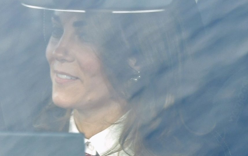 Кейт Миддлтон по дороге на обед к королеве. Серьги на ней. Фото https://twitter.com/KensingtonRoyal