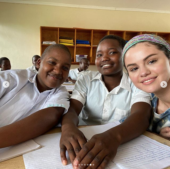 Селена Гомес вернулась из путешествия по Кении, куда она отправилась с благотворительной миссией вместе с организацией WE. Фото скриншот: instagram.com/selenagomez/