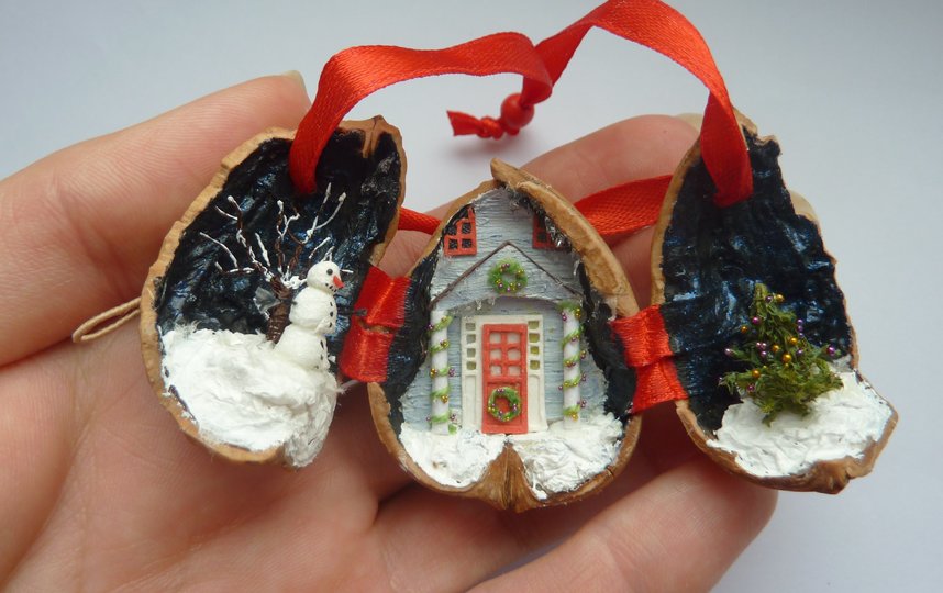 Мастерица-левша из Москвы создаёт новогодние миниатюры в скорлупках от орехов. Фото предоставлено героем публикации