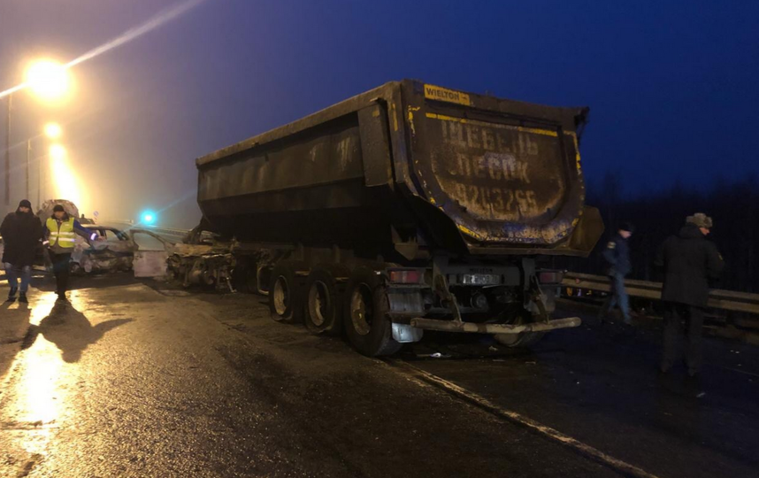 Водителя грузовика, смявшего на трассе "Скандинавия" шесть машин, задержали. Фото https://vk.com/spb_today