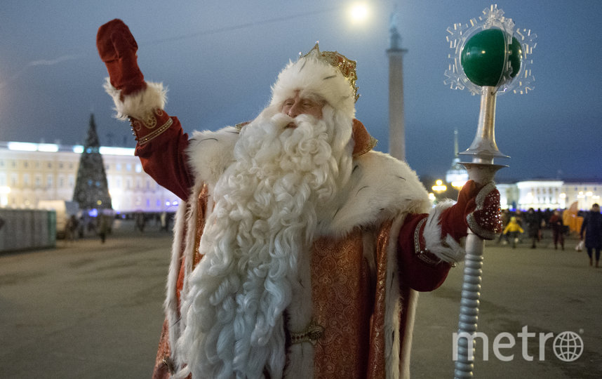 После зажжения огней новогодней елки Всероссийский Дед Мороз дал старт забегу своих помощников, приказав им разносить подарки по домам жителей города. Фото Святослав Акимов, "Metro"