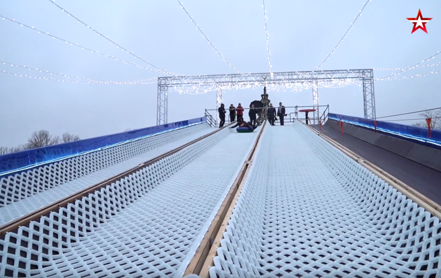 В Кронштадте открыли бесплатную 80-метровую тюбинговую горку. Фото скриншот видео www.tvzvezda.ru