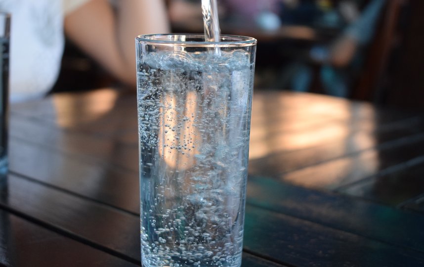 Минеральную воду можно условно разделить на столовую и лечебную. Фото Pixabay
