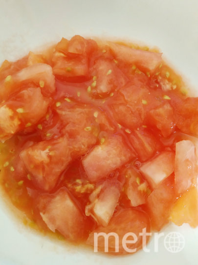В данном салате важен сорт помидора - подойдут ароматные и сочные азербайджанские или узбекские. Фото Наталья Сидоровская, "Metro"