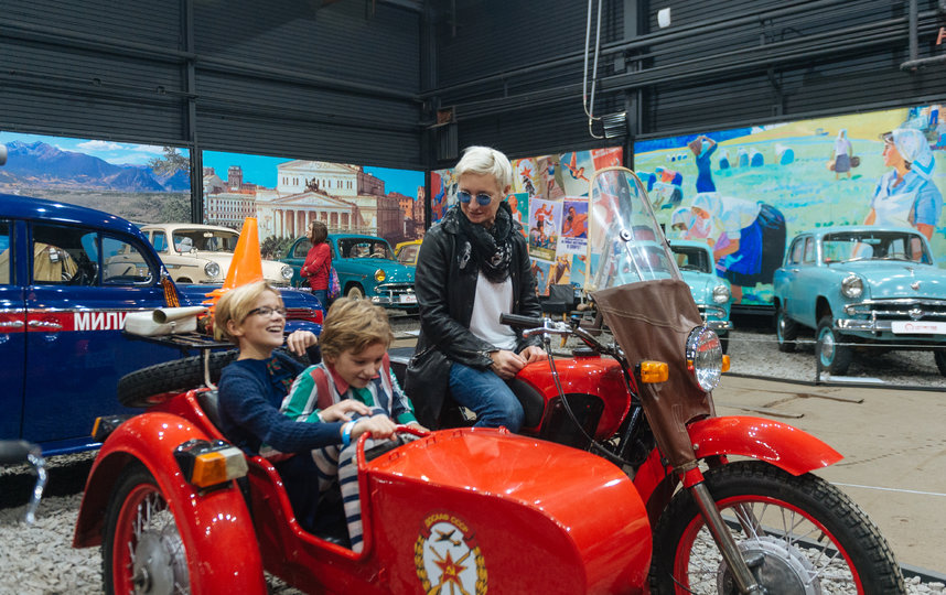 Диана Арбенина с детьми в музее "Моторы Октября". Фото предоставил агент Арбениной
