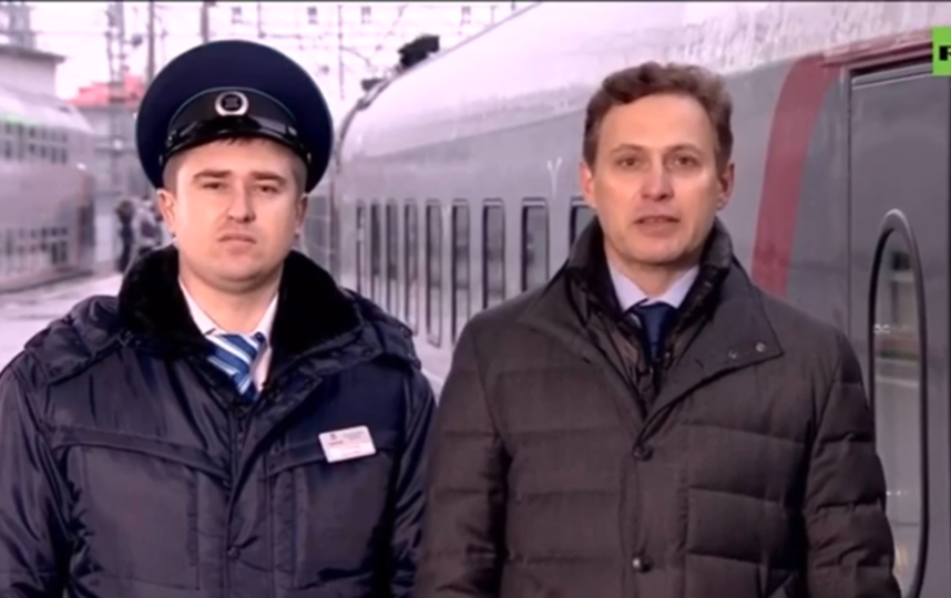 Начальник поезда (слева) докладывал Путину, и поезд ушел без него. Фото Скриншот Youtube