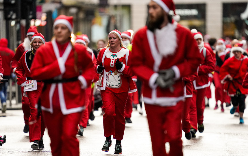 На фестивале "Путешествие в Рождество" состоится парад Дедов Морозов. Архивное фото. Фото Getty