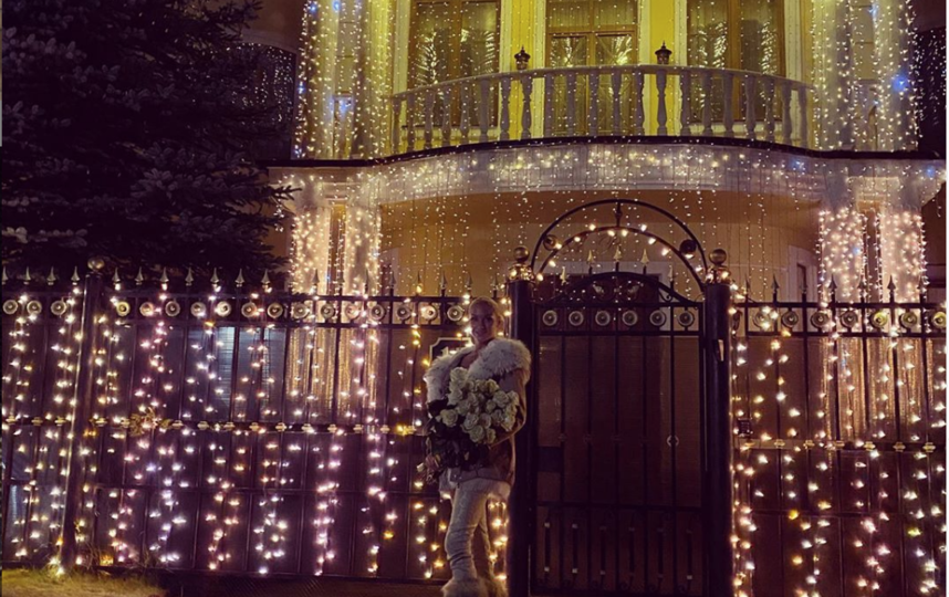 Волочкова украсила дом к праздникам. Фото instagram.com/volochkova_art