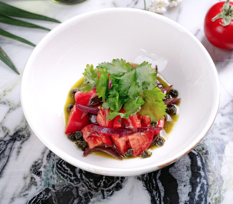 Сладкие томаты с песто, красным луком и оливками от бара "Вермутерия". Фото предоставлено ресторанами