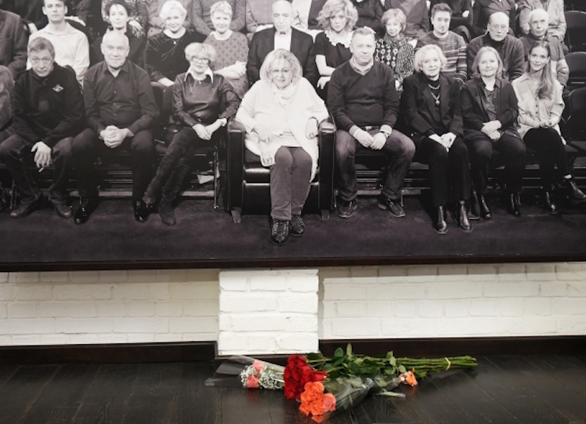 Цветы в фойе театра "Современник". Фото РИА Новости