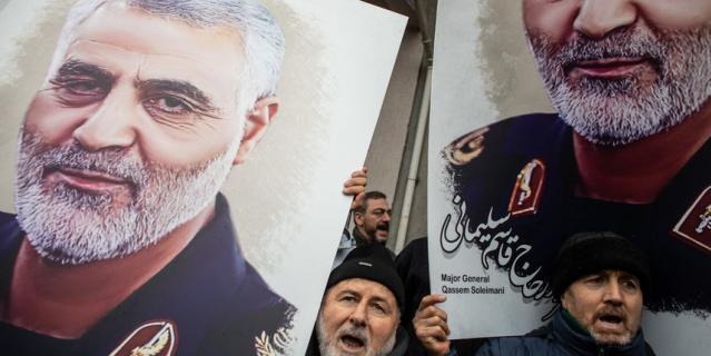 Протесты в Турции, люди несут портрет Сулеймани. Протесты в Турции, люди несут портрет Сулеймани.