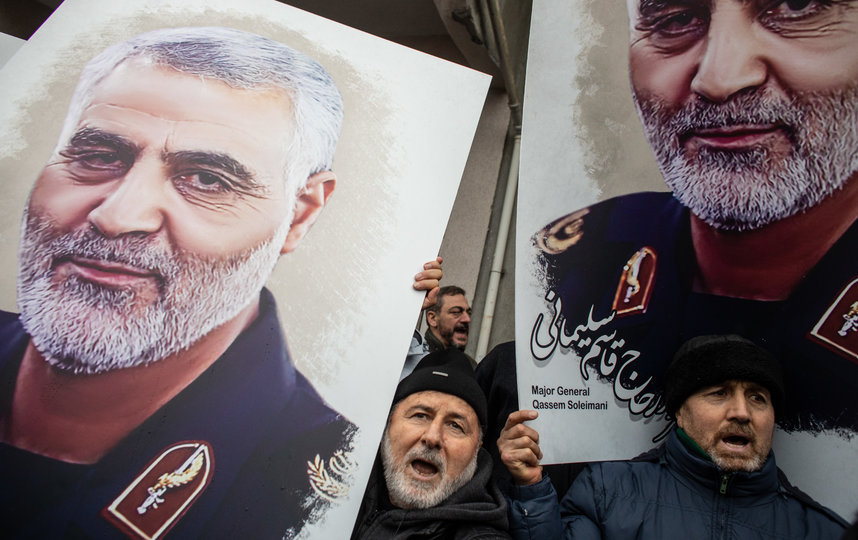Протесты в Турции, люди несут портрет Сулеймани. Фото Getty