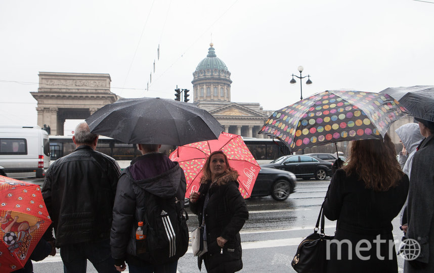 Зонты убирать надолго синоптики не советуют. Фото Святослав Акимов, "Metro"