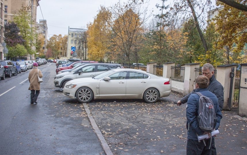 В Петербурге активисты "отвоевали тротуар" на центральной улице города. Фото mytndvor, vk.com