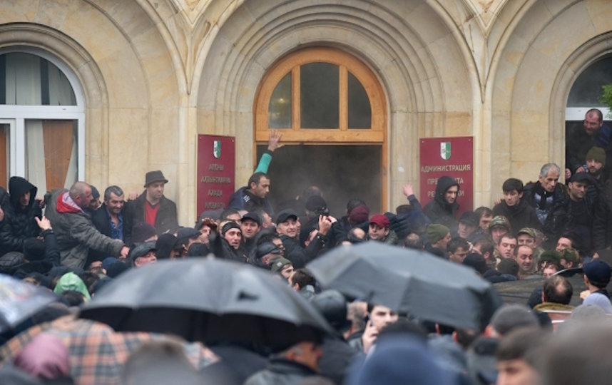 В администрации президента Абхазии назвали беспорядки в Сухуме попыткой госпереворота. Фото РИА Новости