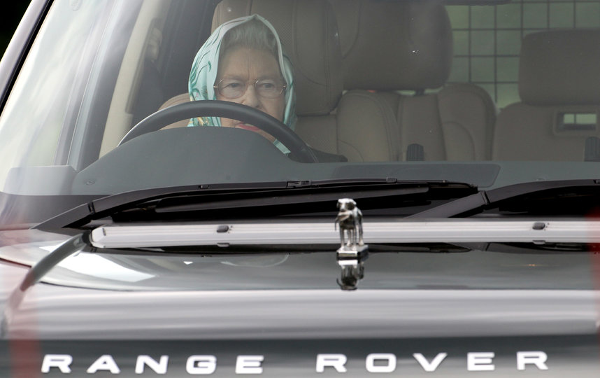 Королева Елизавета II за рулём. Архивное фото. Фото Getty
