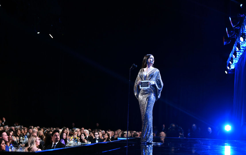 Энн Хэтэуэй на церемонии вручения премий. Фото Getty