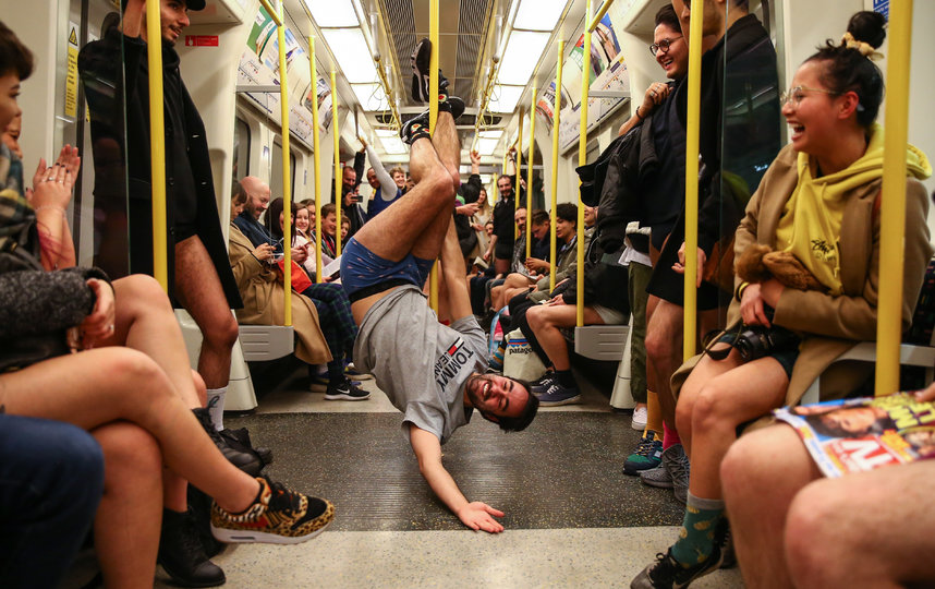 Флешмоб "В метро без штанов" прошел в Лондоне. Фото Getty