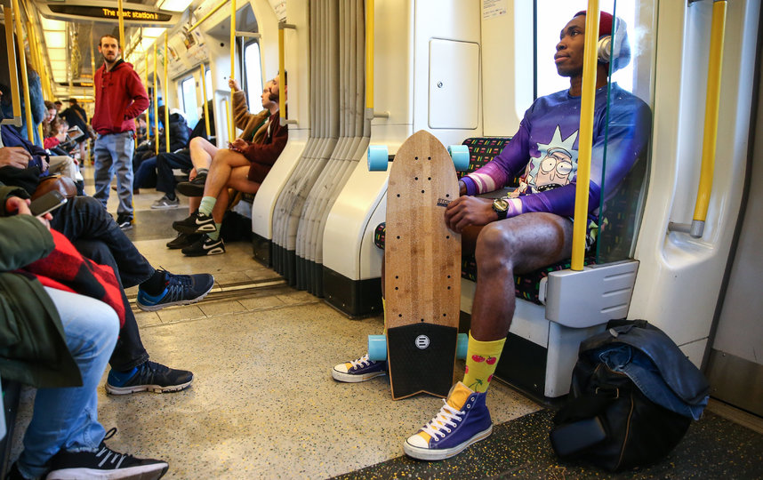 Флешмоб "В метро без штанов" прошел в Лондоне. Фото Getty