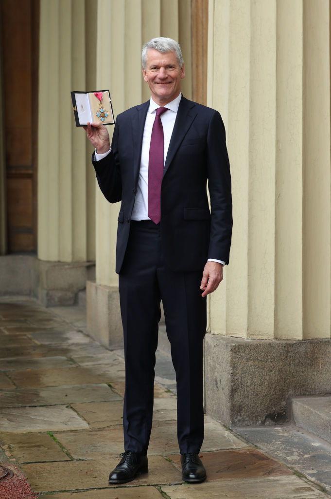 Вице-президент Футбольной ассоциации Англии Дэвид Гилл с наградой 14 января. Фото Getty