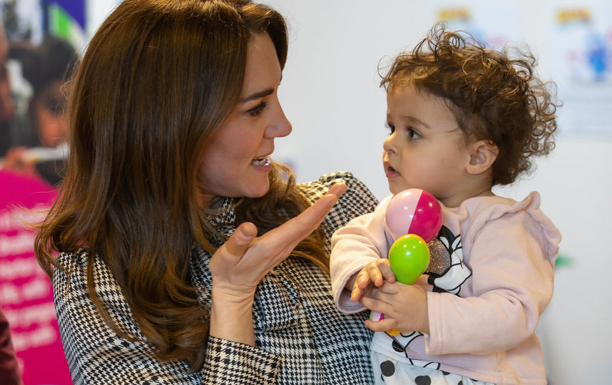Кейт с малышкой в одном из Центров в Брадфорде. Фото Getty