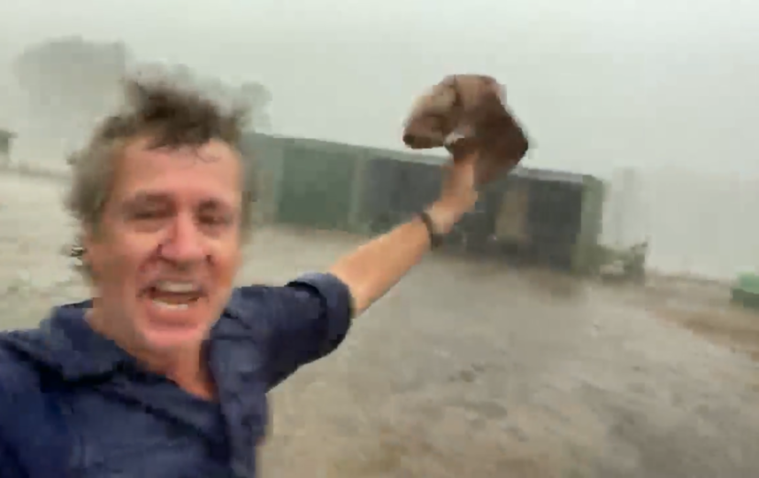 Австралийский фермер счастлив. Дожди обрушились на Австралию, измученную засухой. Фото Скриншот Youtube