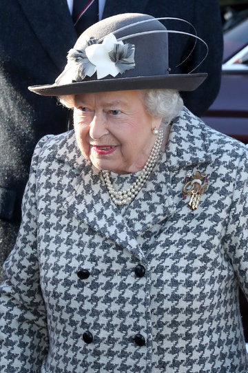 Елизавета II старалась держаться непринуждённо на публике. Фото Getty