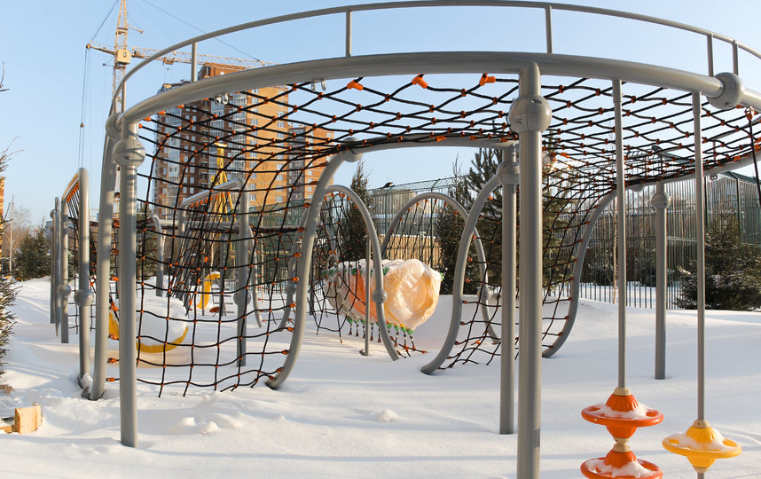Пока детские площадки засыпаны снегом, но скоро по ним будут гулять дети. Фото СК "СибирьИнвест"