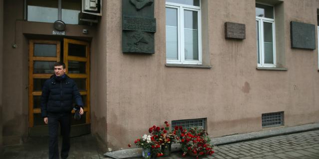 Тот самый второй подъезд, где живут актёры Геннадий Хазанов и Леонид Куравлёв. Тот самый второй подъезд, где живут актёры Геннадий Хазанов и Леонид Куравлёв.