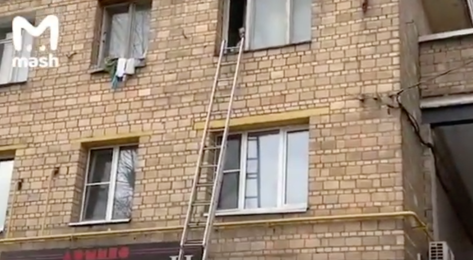На юге Москвы пенсионерка угрожала выбросить своего трёхлетнего внука из окна. Фото скриншот youtube.com/watch?v=dJY4RP0kDVE