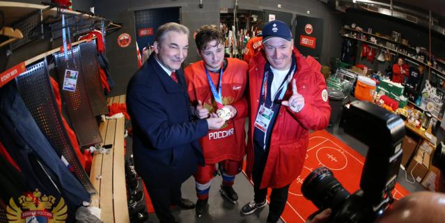Вячеслав Третьяк поздравил молодых хоккеистов с победой Российская хоккейная сборная взяла золото на юношеской олимпиаде в Швейцарии.