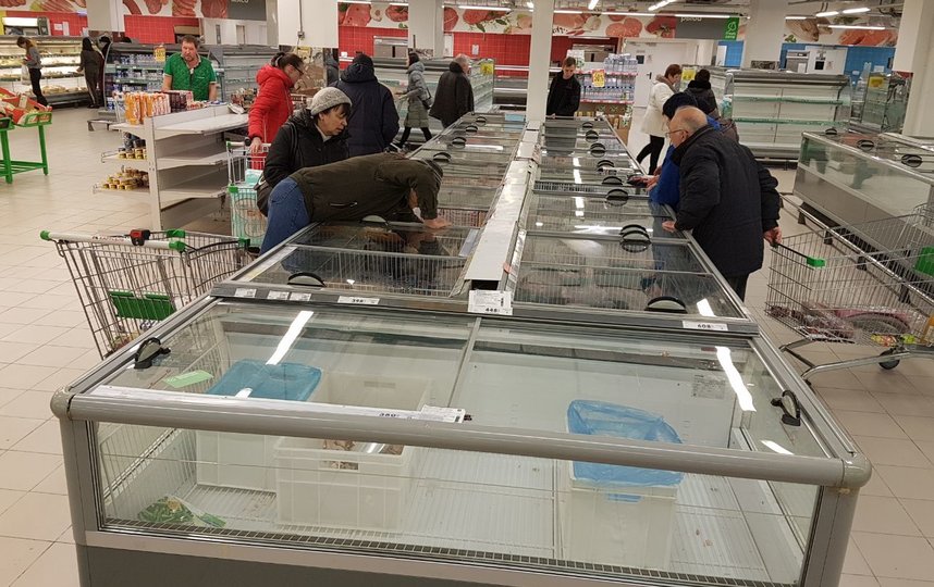 Москвичи опустошают закрывающийся магазин. Фото Василий Кузьмичёнок