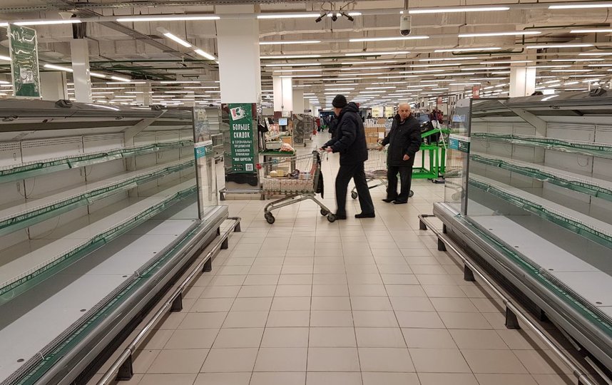 Москвичи опустошают закрывающийся магазин. Фото Василий Кузьмичёнок