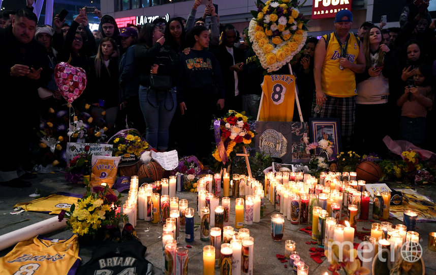 Тысячи жителей Лос-Анджелеса почтили память погибшего в авиакатастрофе Коби Брайанта
