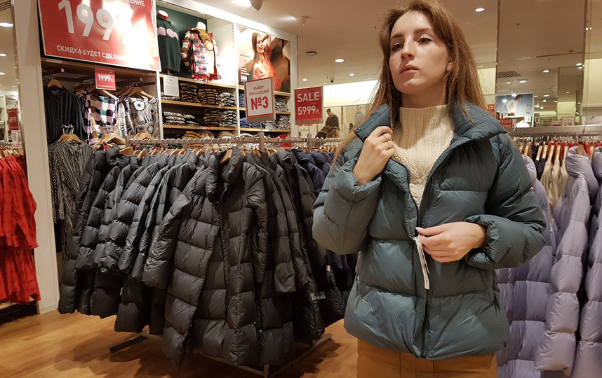 дентка Татьяна примеряет лёгкую куртку, потому что этой зимой тяжёлый пуховик вряд ли понадобится. Фото Василий Кузьмичёнок