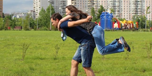 В современном мире отношения из виртуального мира легко могут перейти в мир реальный. В современном мире отношения из виртуального мира легко могут перейти в мир реальный.