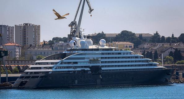На такой яхте Scenic Eclipse звёзды могут отправиться в круиз. На такой яхте Scenic Eclipse звёзды могут отправиться в круиз.