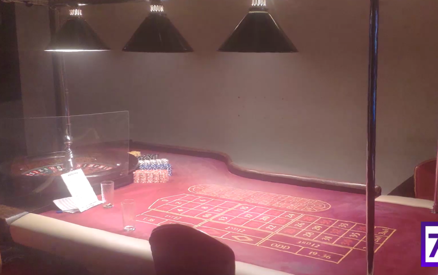 В квартире главы муниципального образования в Петербурге нашли подпольное казино. Фото скриншот видео www.78.ru