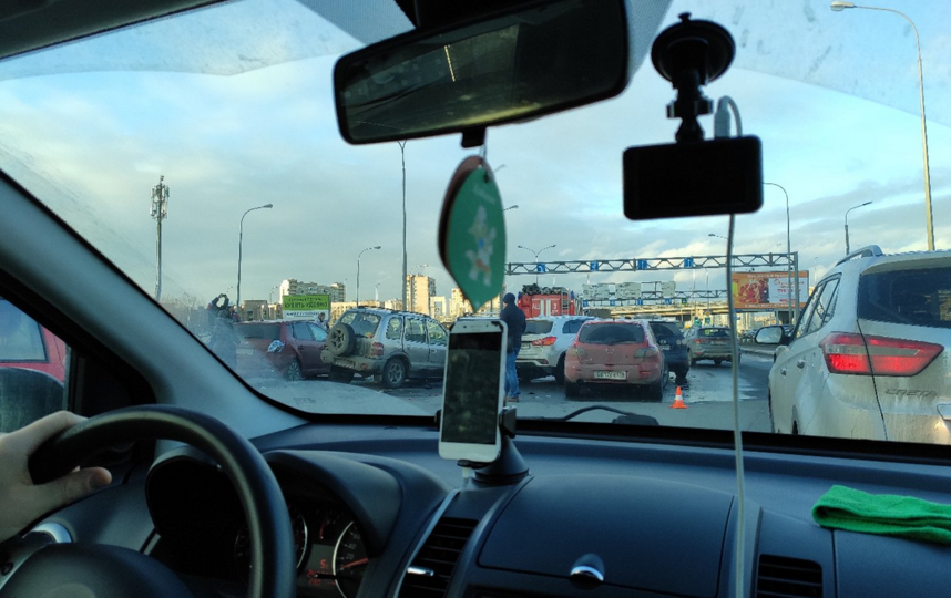 "Машин с десяток": в Петербурге на Витебском проспекте произошла массовая авария. Фото vk.com/spb_today