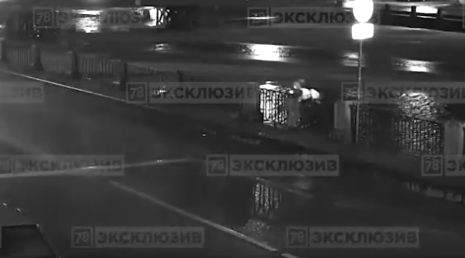 Кадры с места происшествия: мужчина сбросил женщину в Фонтанку и сам пытался ее спасти. Фото скриншот видео www.78.ru