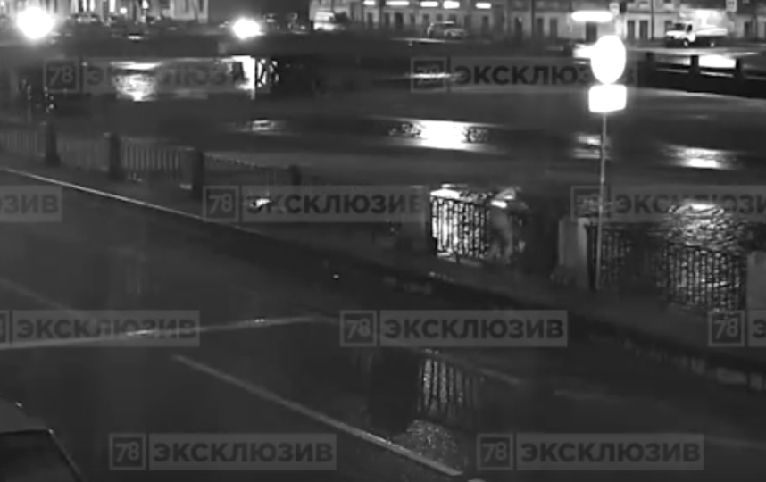 Кадры с места происшествия: мужчина сбросил женщину в Фонтанку и сам пытался ее спасти. Фото скриншот видео www.78.ru