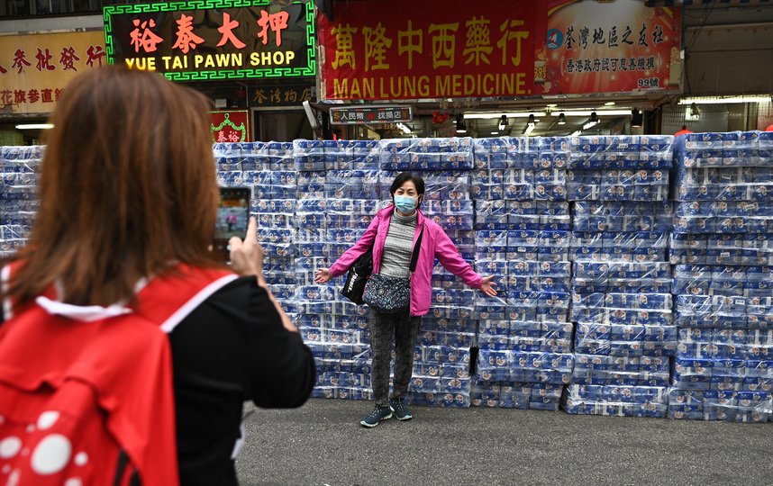 В магазинах Гонконга наблюдается дефицит туалетной бумаги. Фото AFP