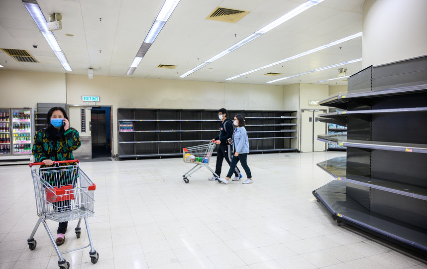 Полки в магазинах Гонконга пустуют. Фото AFP