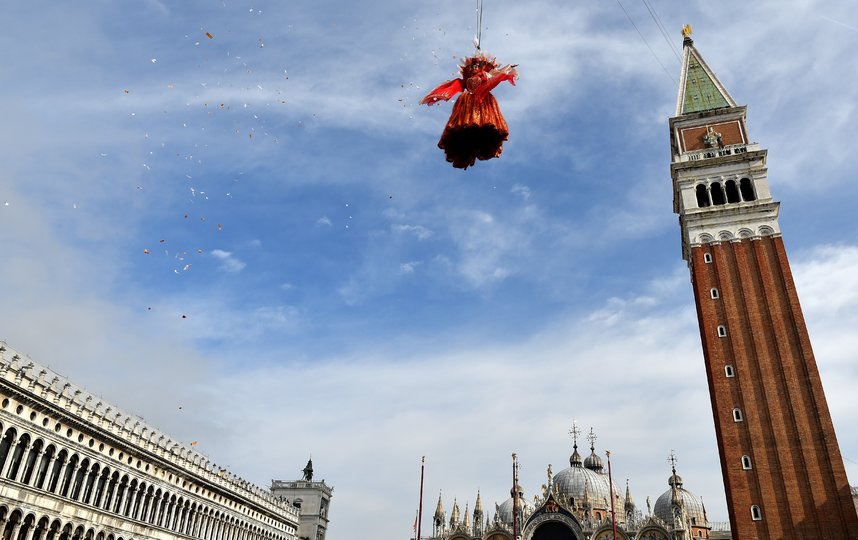 Традиционный "полёт ангела". Фото AFP