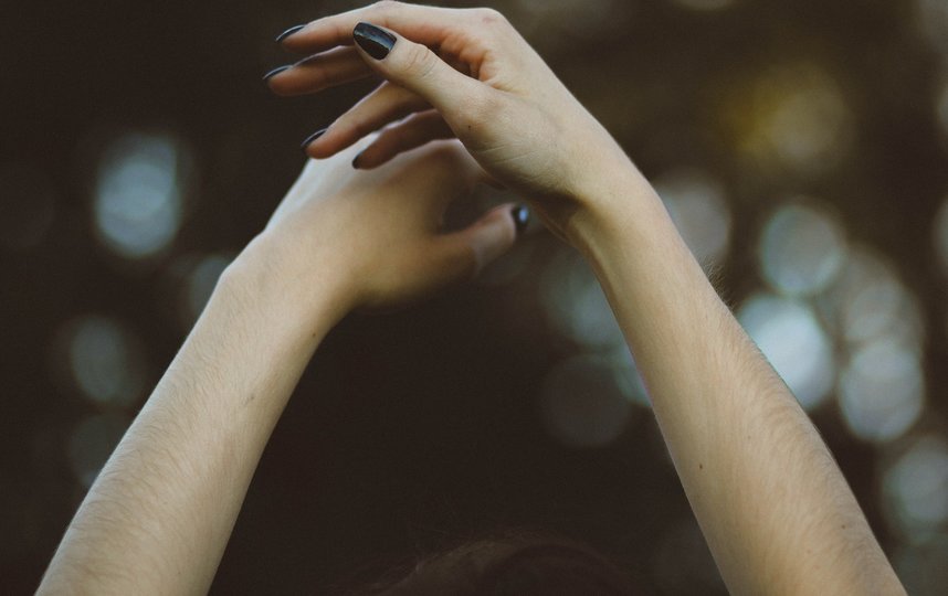 Главный вред от хруста пальцами и шеей – ускорение старения суставов. Фото Pixabay