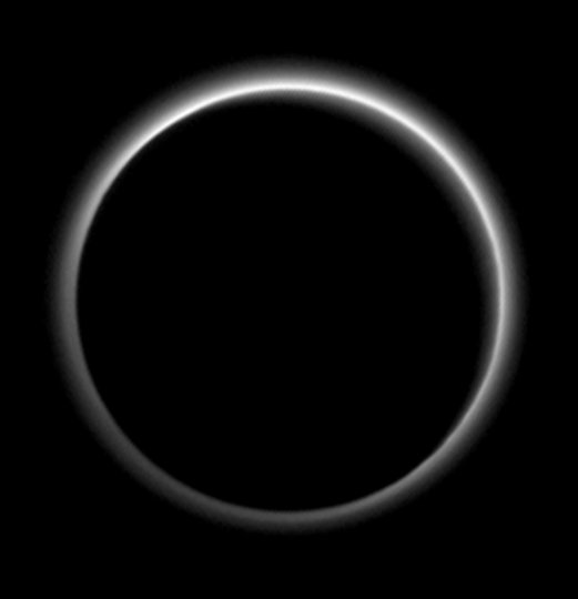 Солнечное затмение. На снимке видна атмосфера Плутона. Фото Getty