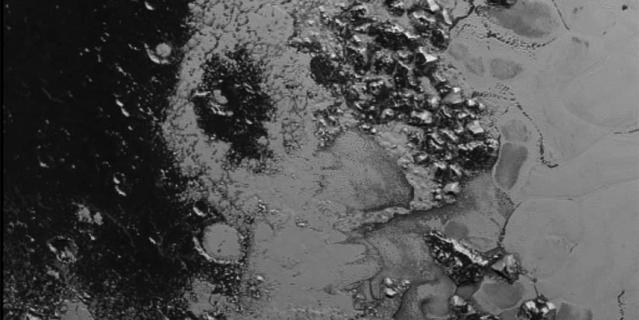 Детальная фотография поверхности Плутона, сделанная с расстояния 77 000 км.