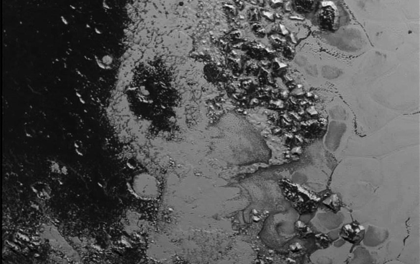Детальная фотография поверхности Плутона, сделанная с расстояния 77 000 км. Фото Getty